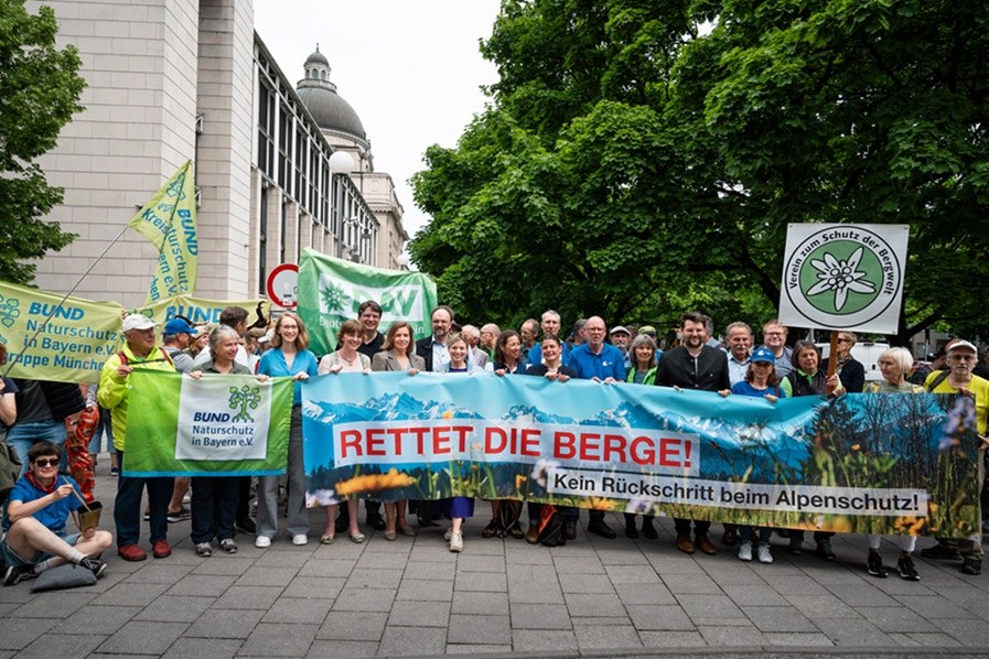 0000001_Pressefoto Bündnis Rettet die Berge-klein.jpg