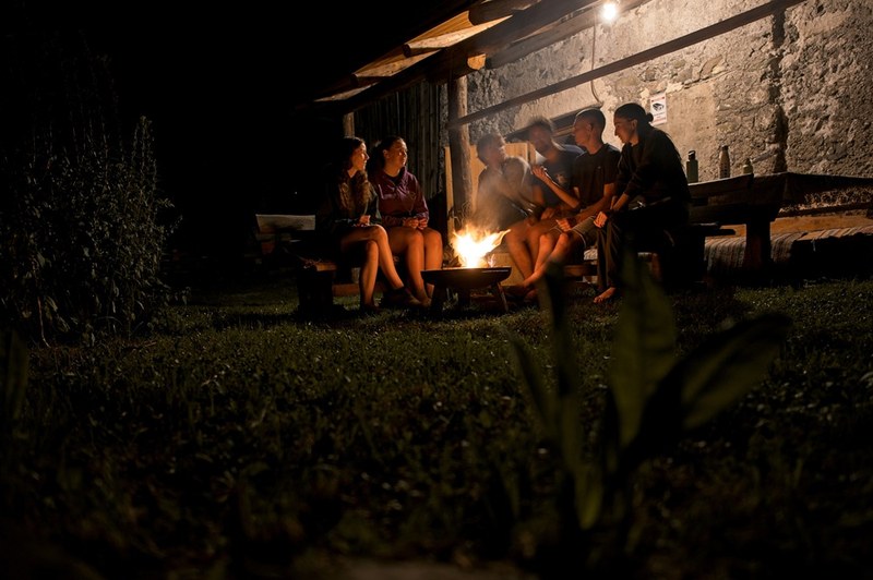 Die Mitglieder des CIPRA Jugendbeirats diskutieren im August im Imst-Pitztal/A neue Projektideen. © Matthias Lang