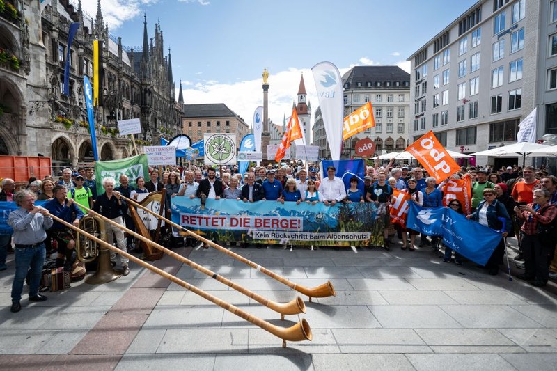 Protestaktion in München/D: Rund 400 Menschen aus Politik, Umwelt und Kultur beteiligen sich. © Lukas Barth-Tuttas