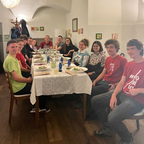 Gruppenfoto während eines typisch slowenischen Abendessens in Ljubljana (c) CIPRA. Vergrösserte Ansicht