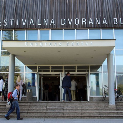 180525 Annual Conference_entrance of conference Hall Bled (c) CIPRA  (1). Vergrösserte Ansicht