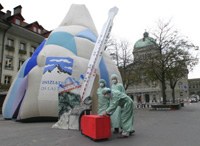 Protestaktion der Alpeninitiative vor dem Bundeshaus in Bern anlässlich der Veröffentlichung des zweiten Verlagerungsberichts