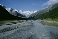 Der Roseg-Bach durchfliesst das Gletschervorfeld. Im Hintergrund: Roseg-Gletscher.