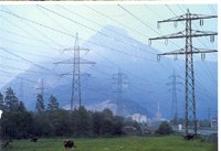 Hochspannungsleitungs-Masten in den Alpen.