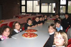 Die Kinder haben die Früchte in dem Schullabor vorbereitet, das dank dem Preis von Zukunft in den Alpen eingerichtet wurde.