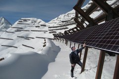 Lawinenverbauungen im Hochgebirge: in der Schweiz bald Standort für das grösste Solarkraftwerk. (Fotomontage)
