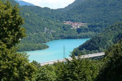 Der Cavazzo-See/I ist durch einen Kraftwerksausbau gefährdet.