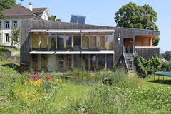 Das Haus der Familie Götz in Sevelen/CH ist ein gutes Beispiel für nachhaltiges Bauen im Alpenraum.