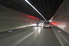 Tunnelröhre mit Gegenverkehr