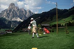 Golf mit Alpenkulisse