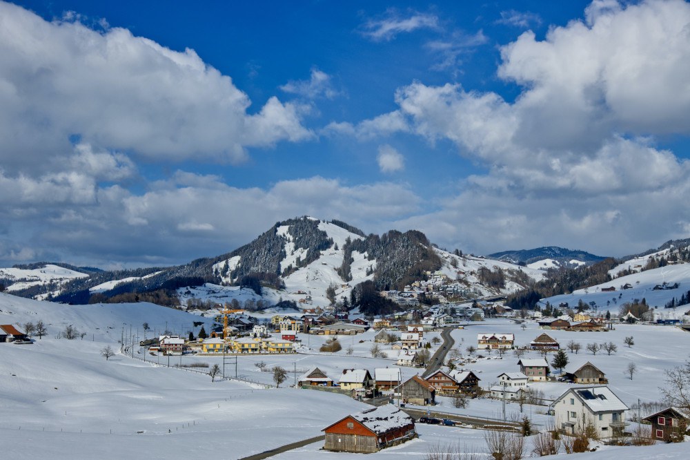 Blick auf das Dorf Sattel und der Morgartenberg in der Schweiz mit wenig Schnee.