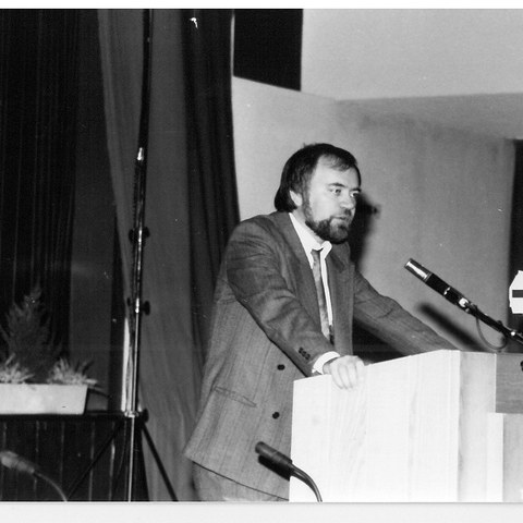 CIPRA Präsident Mario Broggi eröffnet die Tagung 1988 in Triesenberg/LI.. Vergrösserte Ansicht
