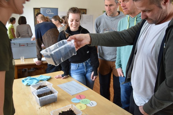 Ground:breaking: Lebendiger Boden stärkt Klima, Vielfalt und Ernährung