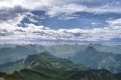 Die Website möchte der Öffentlichkeit die Inhalte der Alpenkonvention auf einfache und dynamische Weise vermitteln.