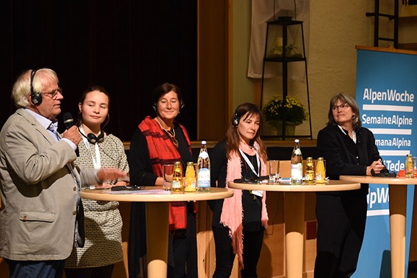 Different topics, interactive sessions, multicultural audience - lively exchanges took place at AlpWeek under the slogan "Alps and people" "Alps and People"