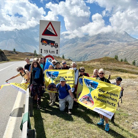 Activists at Simplon Pass (2) (c) Foto Alpen Initiative, enlarged picture.