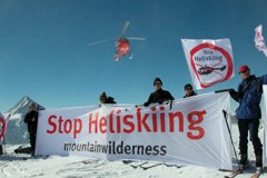 Protestaktion von Mountain Wilderness gegen das Heliskiing.