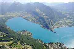 Petite victoire ? La Loi Grenelle II prévoit de rétablir les protections autour des grands lacs de montagne indiquées par la Loi Littoral. Ici, le lac d'Annecy.