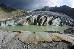 Fonte des glaciers : de nouveaux lacs glaciaires, conséquence du réchauffement climatique. 