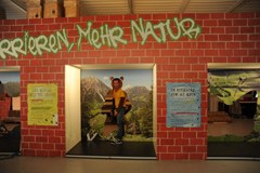 A l'intérieur des murs, des panneaux informent les visiteurs sur la mise en réseau des habitats naturels.