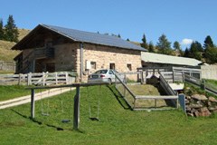De nombreux refuges ont recours aux panneaux photovoltaïques pour produire de l'électricité verte (Vöran / Tyrol du Sud).