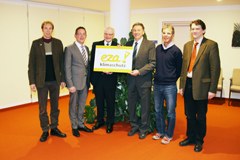 Label européen pour la lutte contre le changement climatique : le maire Hubert Buhl (troisième à partir de la droite) reçoit le European Energy Award.