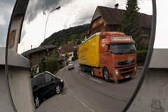 Dix millions de poids lourds traversent les Alpes chaque année.
