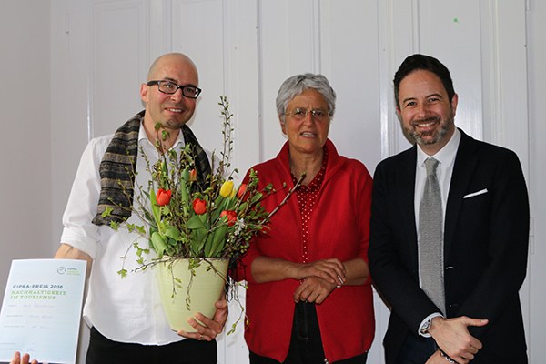 Silva Semadeni, conseillère nationale et Présidente de Pro Natura, remet le prix de CIPRA Suisse à Kaspar Howald et Cassiano Luminati (à droite) de l’initiative « 100% ValPoschiavo ». © CIRPA Suisse