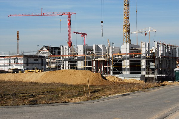 Construction de nouveaux logements, mitage des paysages. Une étude prévoit que 30 000 nouveaux logements seront nécessaires à l’avenir dans la Vallée du Rhin alpin. © H.D.Volz / Pixelio.de