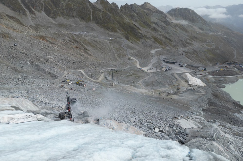 Machinerie lourde sur le glacier : travaux de construction de la piste de la Coupe du monde sur le glacier de Rettenbach dans l'Ötztal tyrolien.