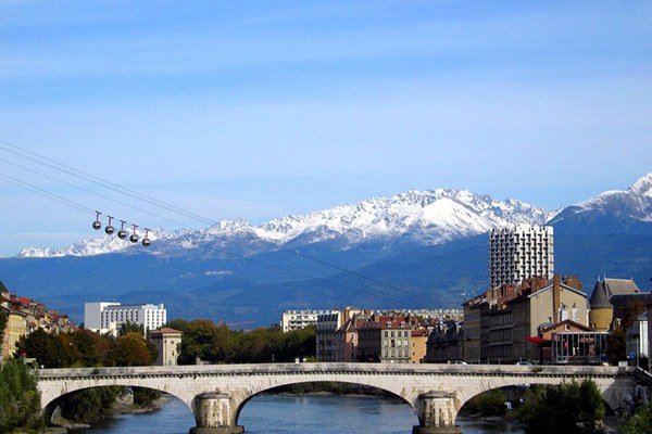 Grenoble est la première grande ville d’Europe à remplacer des panneaux publicitaires par des arbres. © Allison Meier / flickr.com