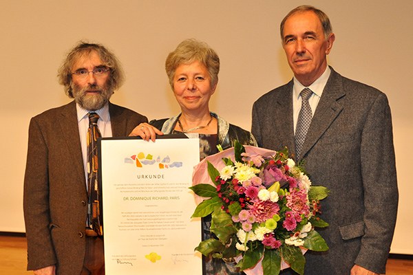 Dominique Richard (au centre) a été récompensée avec son équipe – dont Doug Evans du Muséum national d’Histoire naturelle de Paris (à gauche) et Henri Jaffeux, ancien fonctionnaire au Ministère de l’Écologie et du développement durable. © Fondation Bindin