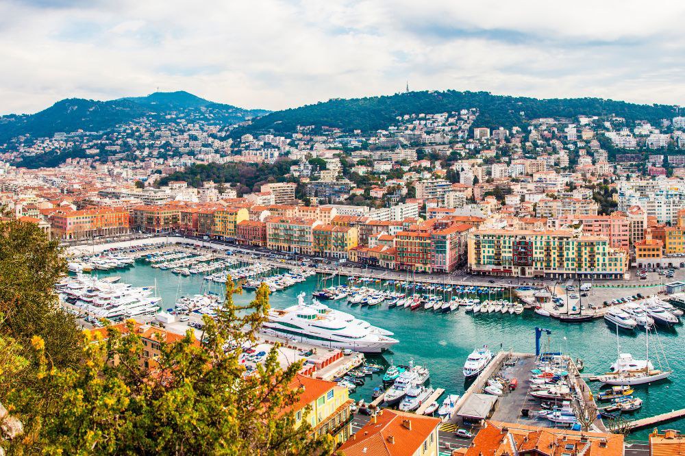 Nice, ville française située au bord de la Méditerranée, sera l’une des villes hôtes des Jeux olympiques d'hiver de 2030. (c) ermandogan_canva.com