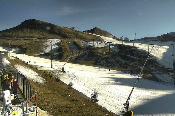 Comme ici dans la station italienne de Prato Nevoso, de nombreux skieurs ont dû évoluer au début de l'année 2016 sur de minces bandes de neige artificielle au milieu de pentes sans neige. (c) pratonevoso.com  