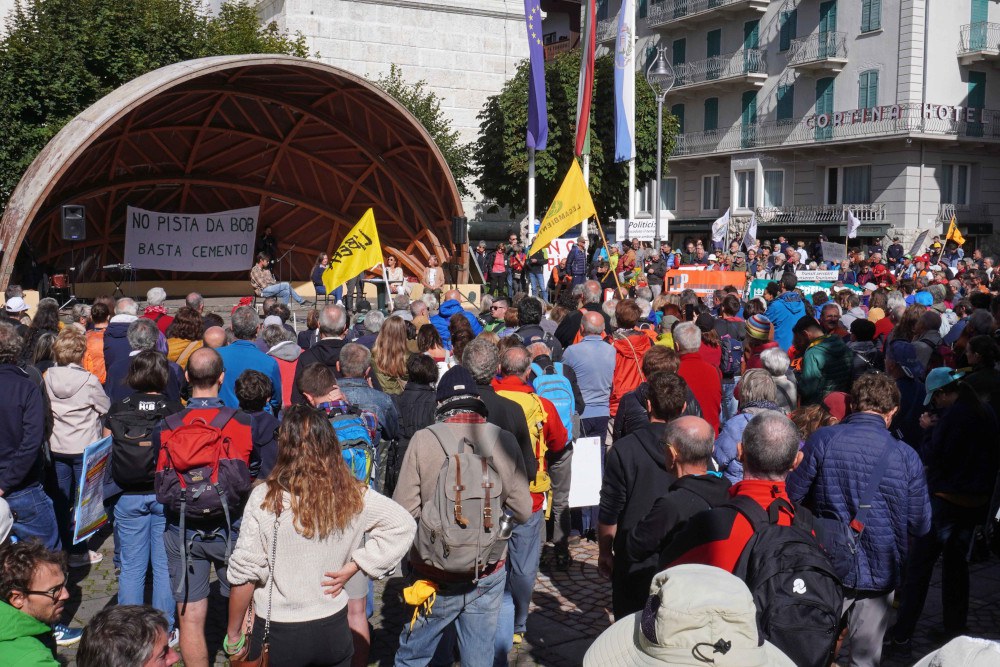 Des centaines de personnes ont manifesté le 24 septembre 2023 à Cortina pour souligner l’absurdité du projet de construction d’une nouvelle piste de bobsleigh. © Peraltrestrade