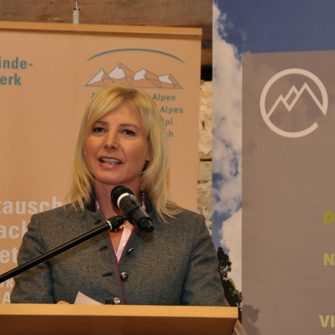 Ulrike Scharf, Bayerische Staatsministerin für Umwelt und Verbraucherschutz (c) CIPRA, enlarged picture.