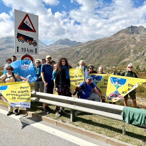 Activists at Simplon Pass (1) (c) Foto Alpen Initiative, enlarged picture.
