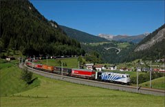 Güterzug in den Alpen