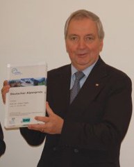 Klaus Töpfer bei der Übergabe des 1. Deutschen Alpenpreises