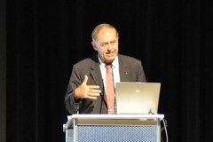 L'esperto di globalizzazione Franz Josef Radermacher delinea gli scenari che si aprono al termine dell'epoca fossile nel convegno annuale della CIPRA 2009.