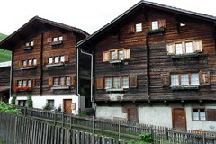 Artigianato tradizionale: l'architettura tradizionale alpina, come a Vrin in Val Lumnezia/CH, e il suo recupero sono il tema al centro del progetto AlpHouse. 
