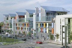 La "Nave solare" a Friburgo/D è un edificio lineare composto da case a bilancio energetico positivo.