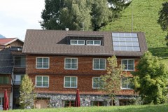 Un'immagine che in futuro, in seguito all'approvazione di una direttiva UE, diventerà più comune - pannelli solari su un vecchio edificio.
