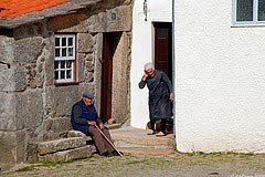 Le persone anziane sono parte integran-te della vita di un villaggio.