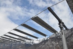 Skilift di Tenna: le «ali solari» si orientano al sole grazie a un dispositivo regolato per mezzo di cavi.