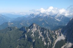 Il "sentiero della Convenzione delle Alpi" percorre un anello attorno al massiccio montuoso del Koschuta tra Austria e Slovenia.
