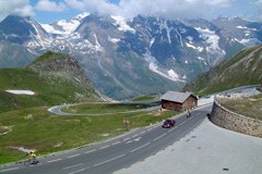 Strada alpina del Grossglockner: più di 260.000 veicoli a motore, 20.000 ciclisti e tre incidenti gravi ai danni delle due ruote all'anno.
