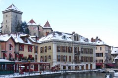 La città alpina di Annecy: nel giro di 15 anni Annecy e Chambéry, con le rispettive agglomerazioni, e il Parco del Massiccio dei Bauges vogliono diventare una regione a produzione positiva di energia.