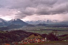 Bevölkerung und Kultur in den Alpen: Blick auf Rankweil bei Feldkirch / A