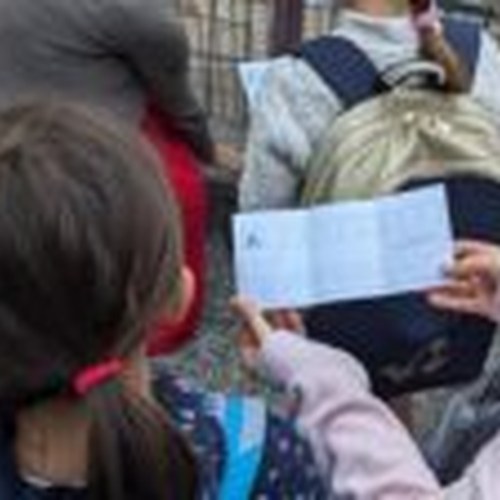 2.Ob prihodu v solo otorci prejemjo stampiljko Foto Jana Okoren 200x112